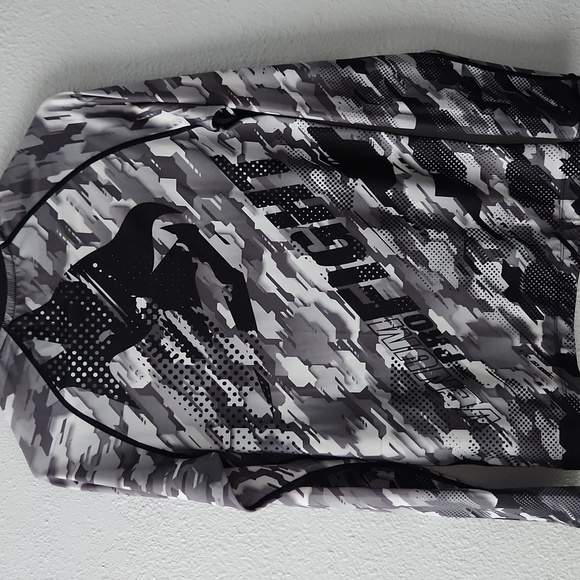 New Unused Venum no gi long sleeve Rashguard - Picture 5 of 5